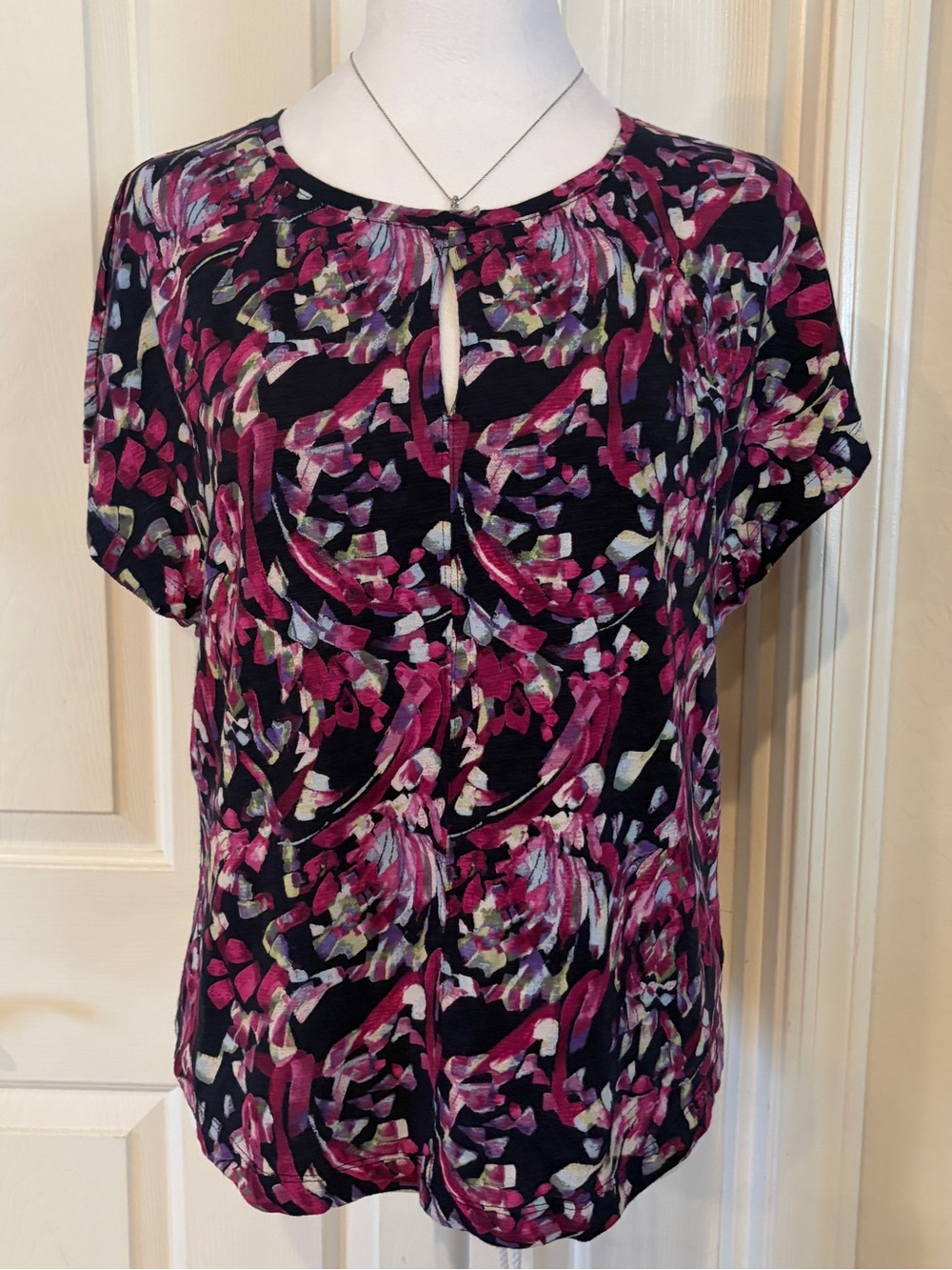 Chico's Magenta & Navy Blue Floral Keyhole Top NWT Size MEDIUM